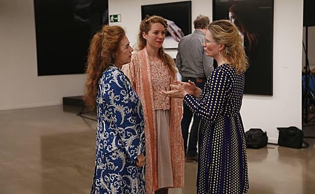 Imagen principal - En la foto superior, de izquierda a derecha, Carla van de Puttelaar, Hellen van Meene y Sanne De Wilde, cuyas obras pueden verse en la foto del centro. Las de la fotografía más pequeña corresponden a van de Puttelaar.