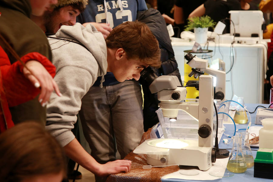 epresentantes de los 19 centros educativos que participan en la nueva edición del Salón de Educación Gela en el centro cultural Tabakalera de San Sebastián.
