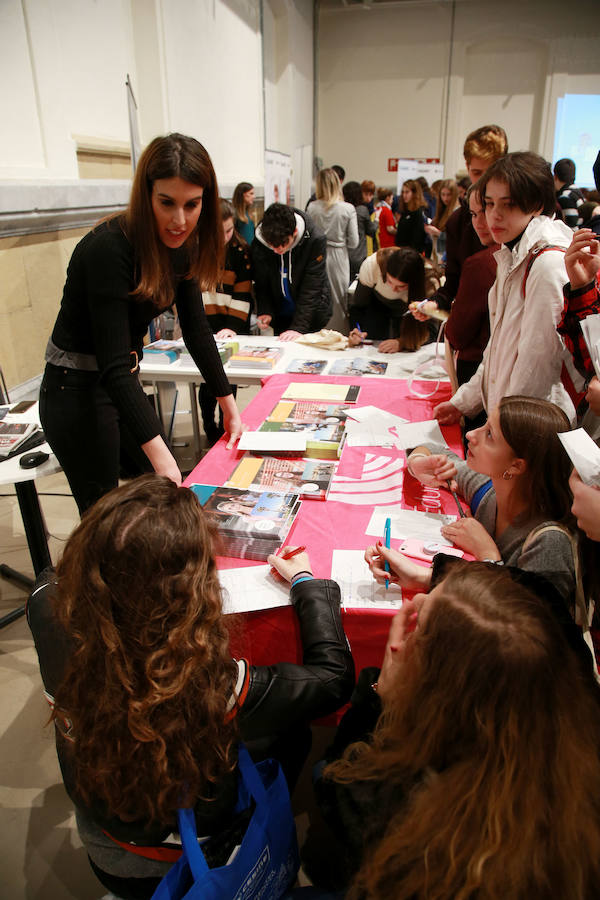 epresentantes de los 19 centros educativos que participan en la nueva edición del Salón de Educación Gela en el centro cultural Tabakalera de San Sebastián.