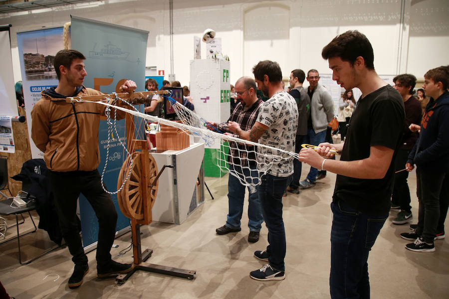 epresentantes de los 19 centros educativos que participan en la nueva edición del Salón de Educación Gela en el centro cultural Tabakalera de San Sebastián.