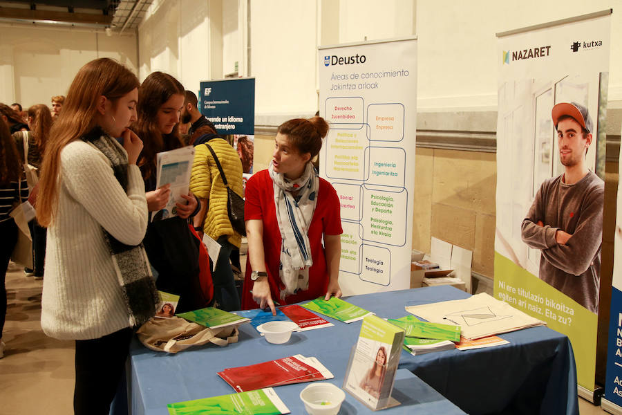 epresentantes de los 19 centros educativos que participan en la nueva edición del Salón de Educación Gela en el centro cultural Tabakalera de San Sebastián.