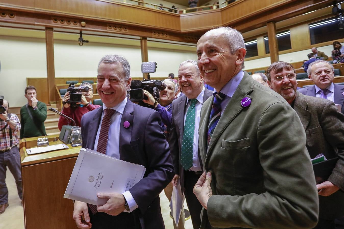 La falta de quorum en el Parlamento Vasco por la ausencia en la Cámara de la mayoría de las parlamentarias con motivo de la huelga feminista convocada este viernes ha provocado la suspensión del pleno de control programado por primera vez por una huelga.