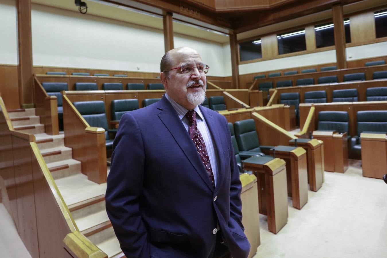 La falta de quorum en el Parlamento Vasco por la ausencia en la Cámara de la mayoría de las parlamentarias con motivo de la huelga feminista convocada este viernes ha provocado la suspensión del pleno de control programado por primera vez por una huelga.