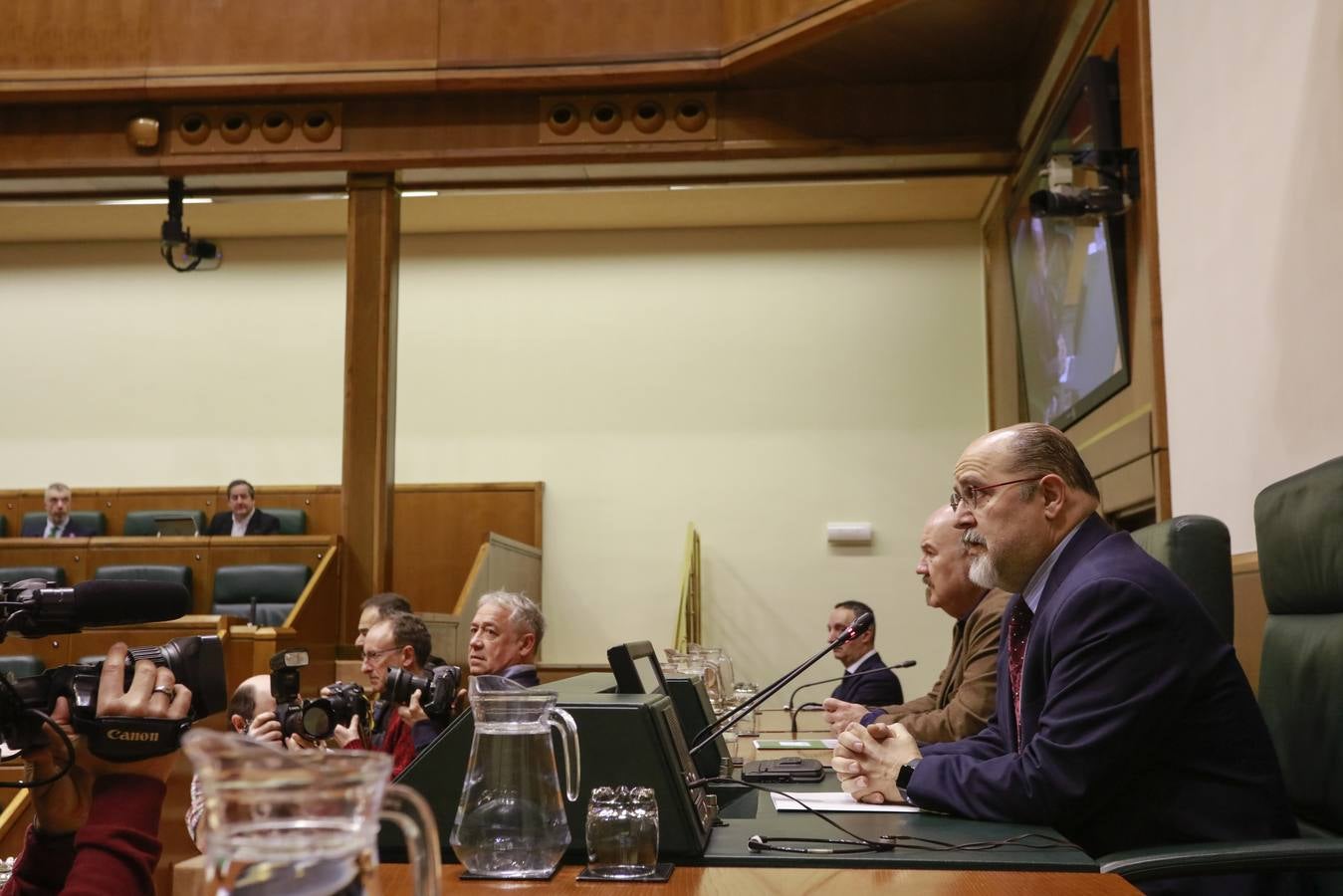 La falta de quorum en el Parlamento Vasco por la ausencia en la Cámara de la mayoría de las parlamentarias con motivo de la huelga feminista convocada este viernes ha provocado la suspensión del pleno de control programado por primera vez por una huelga.