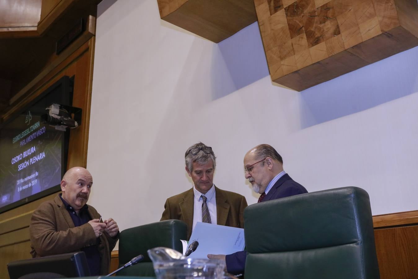 La falta de quorum en el Parlamento Vasco por la ausencia en la Cámara de la mayoría de las parlamentarias con motivo de la huelga feminista convocada este viernes ha provocado la suspensión del pleno de control programado por primera vez por una huelga.