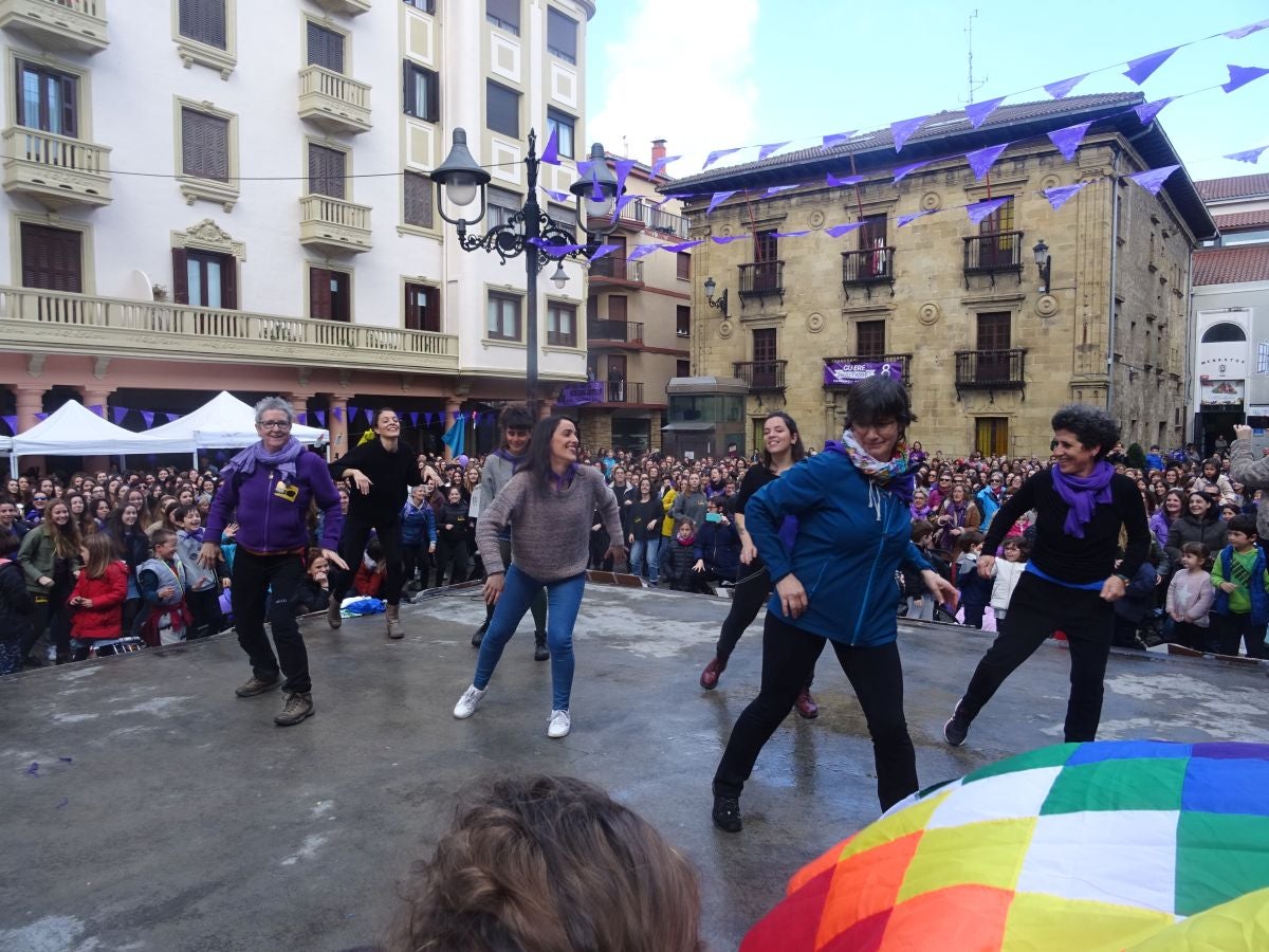 En buena parte de las localidades de Gipuzkoa las mujeres han salido a la calle para reivindicar sus derechos en el Día Internacional de la Mujer. El acto más multitudinario ha tenido lugar a las 12.00 horas con una concentración en el Boulevard de San Sebastián