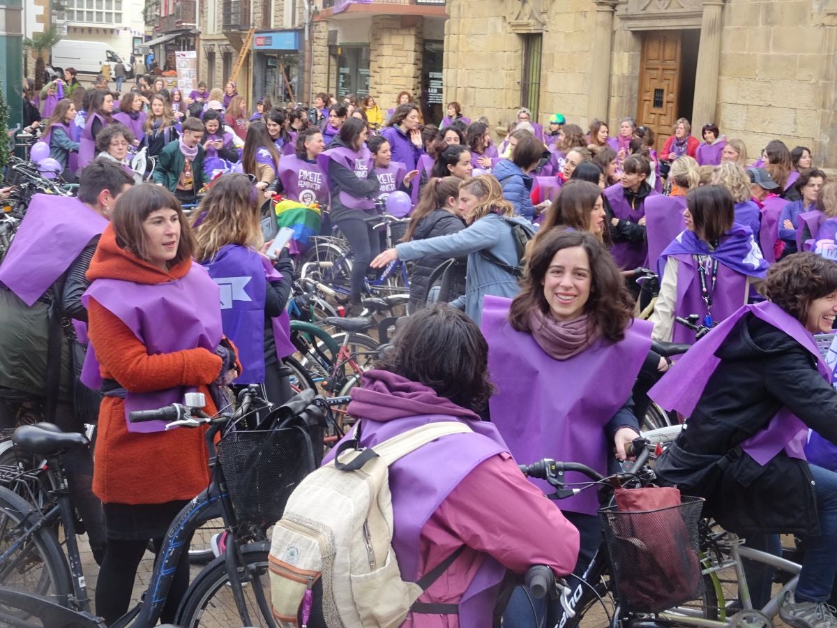 En buena parte de las localidades de Gipuzkoa las mujeres han salido a la calle para reivindicar sus derechos en el Día Internacional de la Mujer. El acto más multitudinario ha tenido lugar a las 12.00 horas con una concentración en el Boulevard de San Sebastián