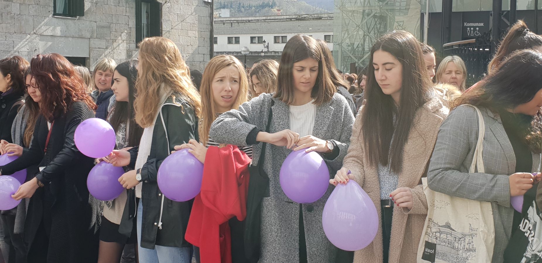 En buena parte de las localidades de Gipuzkoa las mujeres han salido a la calle para reivindicar sus derechos en el Día Internacional de la Mujer. El acto más multitudinario ha tenido lugar a las 12.00 horas con una concentración en el Boulevard de San Sebastián