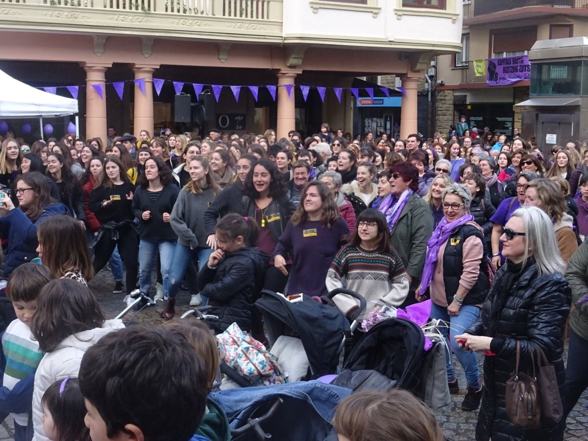 En buena parte de las localidades de Gipuzkoa las mujeres han salido a la calle para reivindicar sus derechos en el Día Internacional de la Mujer. El acto más multitudinario ha tenido lugar a las 12.00 horas con una concentración en el Boulevard de San Sebastián