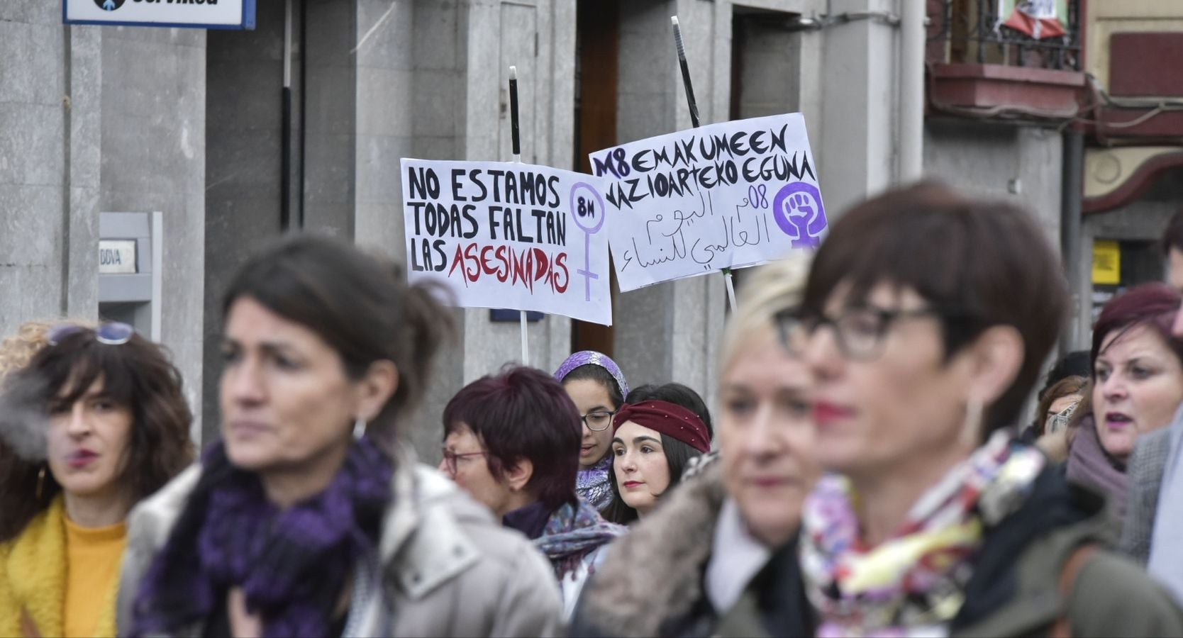 En buena parte de las localidades de Gipuzkoa las mujeres han salido a la calle para reivindicar sus derechos en el Día Internacional de la Mujer. El acto más multitudinario ha tenido lugar a las 12.00 horas con una concentración en el Boulevard de San Sebastián