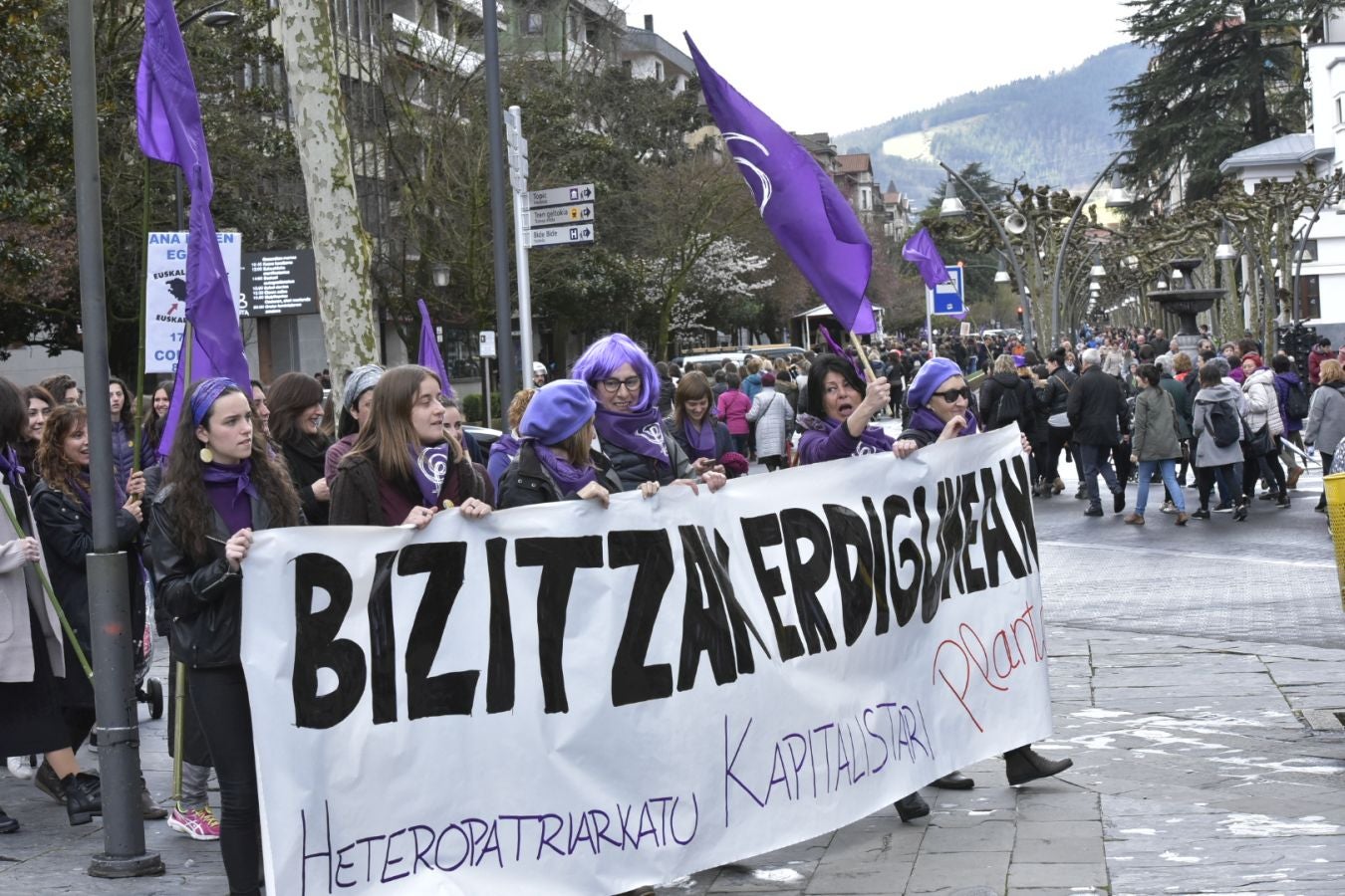 En buena parte de las localidades de Gipuzkoa las mujeres han salido a la calle para reivindicar sus derechos en el Día Internacional de la Mujer. El acto más multitudinario ha tenido lugar a las 12.00 horas con una concentración en el Boulevard de San Sebastián