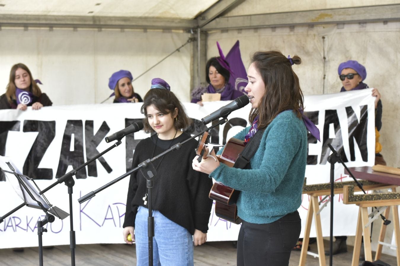 En buena parte de las localidades de Gipuzkoa las mujeres han salido a la calle para reivindicar sus derechos en el Día Internacional de la Mujer. El acto más multitudinario ha tenido lugar a las 12.00 horas con una concentración en el Boulevard de San Sebastián