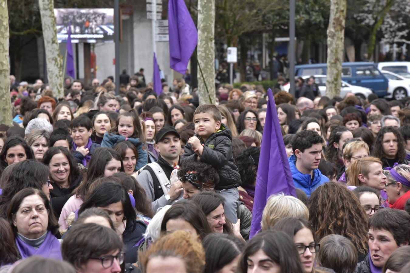 En buena parte de las localidades de Gipuzkoa las mujeres han salido a la calle para reivindicar sus derechos en el Día Internacional de la Mujer. El acto más multitudinario ha tenido lugar a las 12.00 horas con una concentración en el Boulevard de San Sebastián