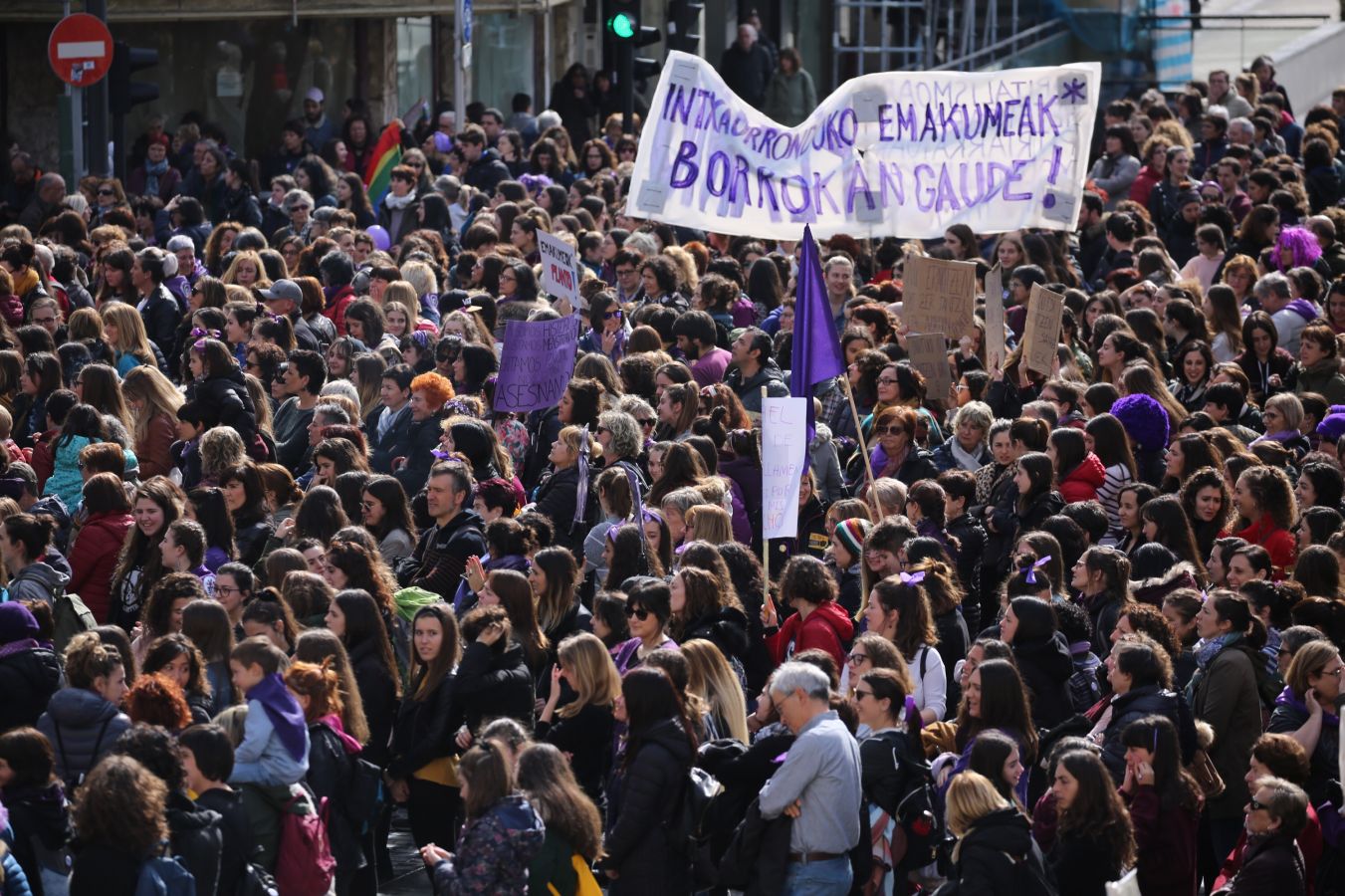 En buena parte de las localidades de Gipuzkoa las mujeres han salido a la calle para reivindicar sus derechos en el Día Internacional de la Mujer. El acto más multitudinario ha tenido lugar a las 12.00 horas con una concentración en el Boulevard de San Sebastián