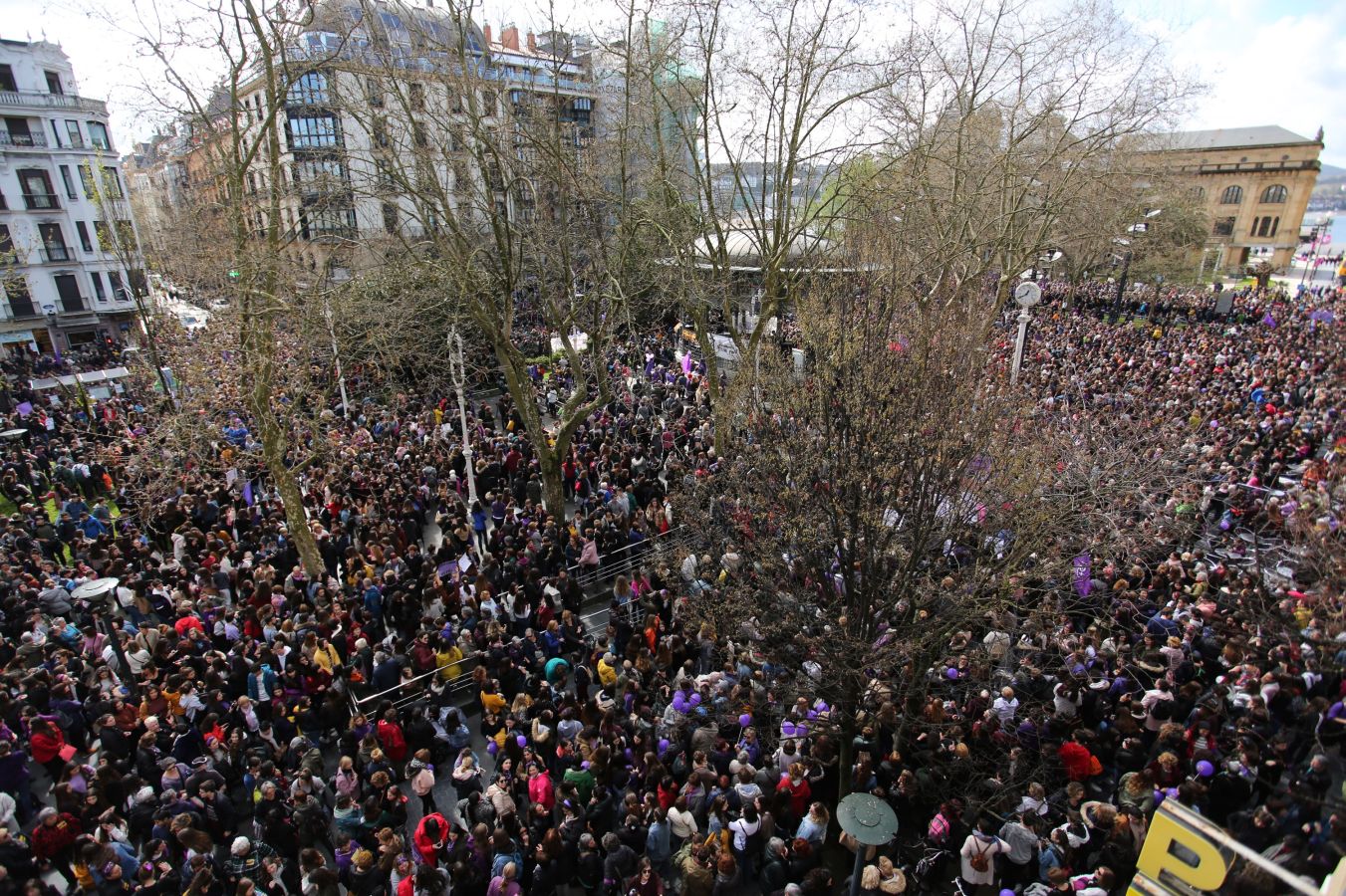 En buena parte de las localidades de Gipuzkoa las mujeres han salido a la calle para reivindicar sus derechos en el Día Internacional de la Mujer. El acto más multitudinario ha tenido lugar a las 12.00 horas con una concentración en el Boulevard de San Sebastián