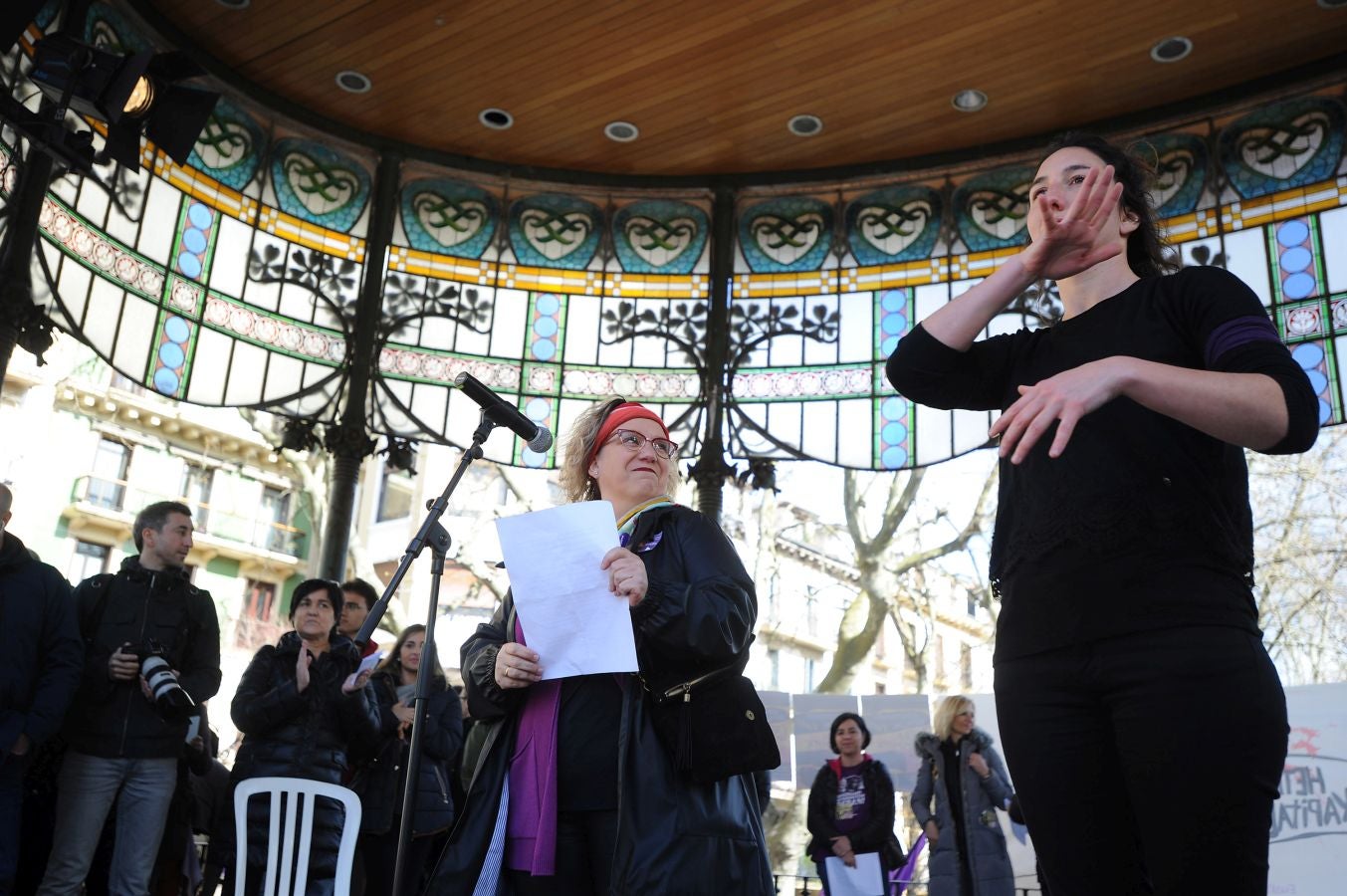 En buena parte de las localidades de Gipuzkoa las mujeres han salido a la calle para reivindicar sus derechos en el Día Internacional de la Mujer. El acto más multitudinario ha tenido lugar a las 12.00 horas con una concentración en el Boulevard de San Sebastián