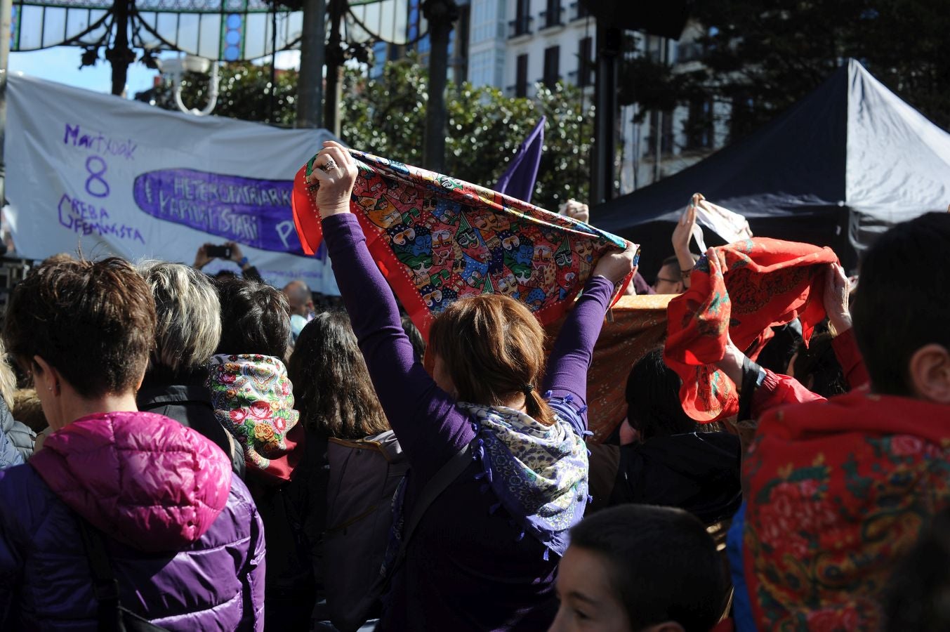 En buena parte de las localidades de Gipuzkoa las mujeres han salido a la calle para reivindicar sus derechos en el Día Internacional de la Mujer. El acto más multitudinario ha tenido lugar a las 12.00 horas con una concentración en el Boulevard de San Sebastián