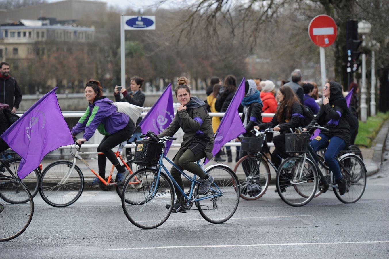 En buena parte de las localidades de Gipuzkoa las mujeres han salido a la calle para reivindicar sus derechos en el Día Internacional de la Mujer. El acto más multitudinario ha tenido lugar a las 12.00 horas con una concentración en el Boulevard de San Sebastián