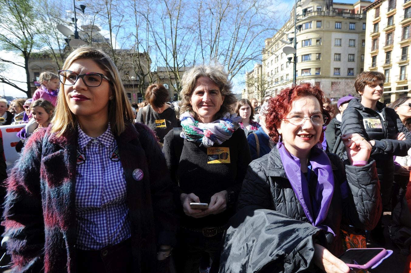 En buena parte de las localidades de Gipuzkoa las mujeres han salido a la calle para reivindicar sus derechos en el Día Internacional de la Mujer. El acto más multitudinario ha tenido lugar a las 12.00 horas con una concentración en el Boulevard de San Sebastián