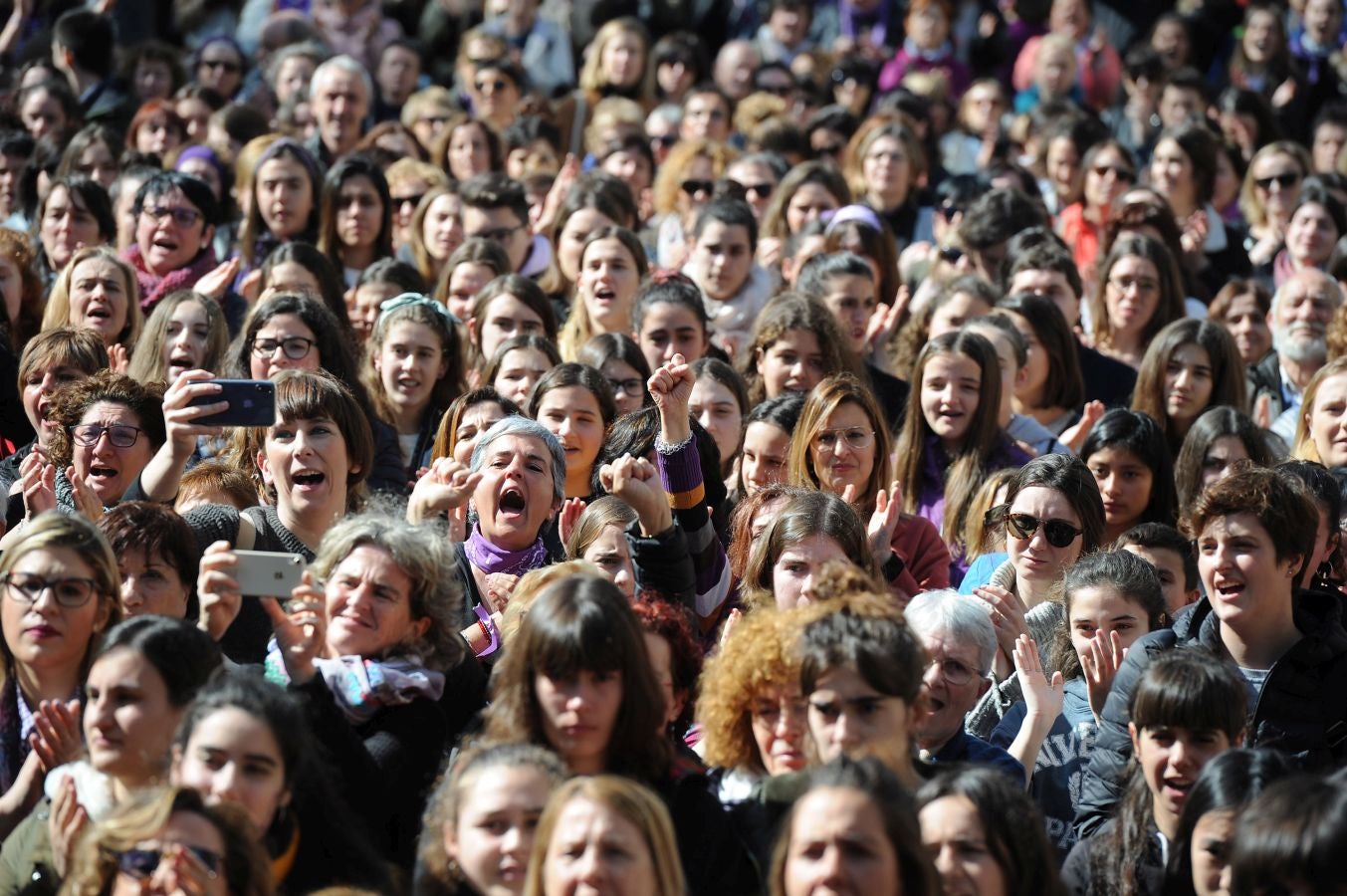 En buena parte de las localidades de Gipuzkoa las mujeres han salido a la calle para reivindicar sus derechos en el Día Internacional de la Mujer. El acto más multitudinario ha tenido lugar a las 12.00 horas con una concentración en el Boulevard de San Sebastián