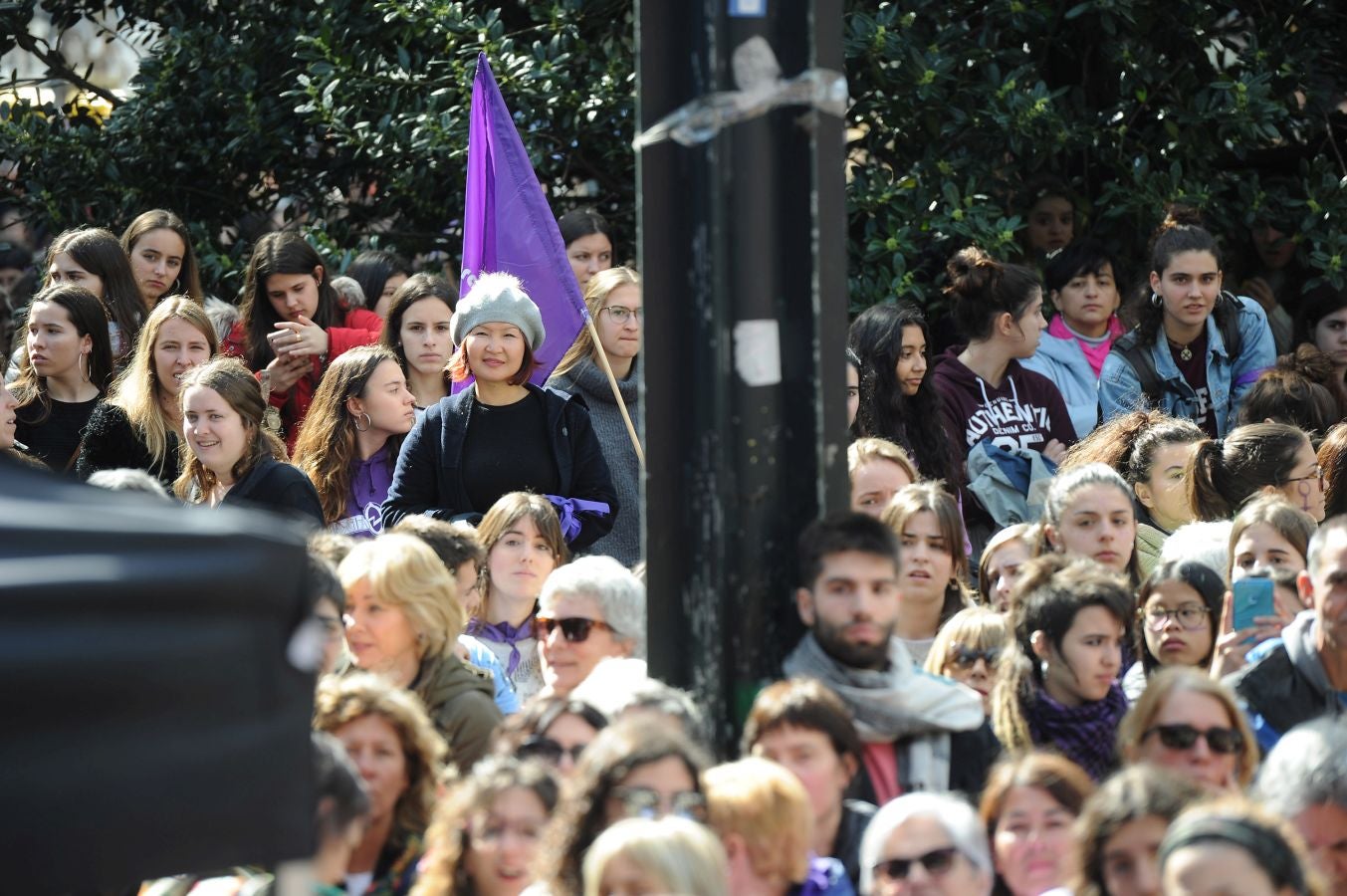 En buena parte de las localidades de Gipuzkoa las mujeres han salido a la calle para reivindicar sus derechos en el Día Internacional de la Mujer. El acto más multitudinario ha tenido lugar a las 12.00 horas con una concentración en el Boulevard de San Sebastián