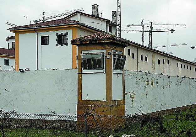 El acusado y la persona a que la ofreció el dinero coincidieron en una galería de Martutene.