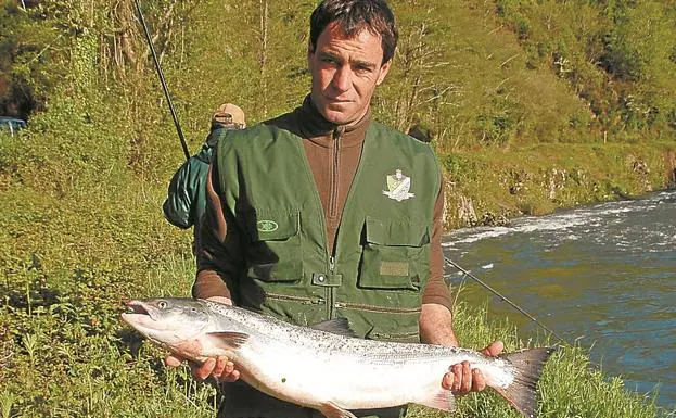 Primer salmón de la temporada capturado en el Bidasoa. 