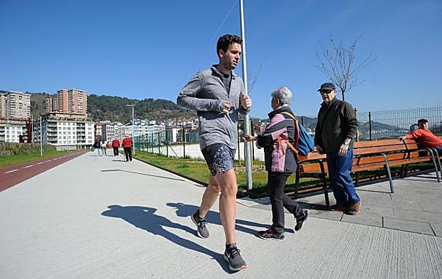 La zona de estancia de la nueva conexión entre Herrera y Trintxerpe está siendo muy disfrutada por los vecinos.