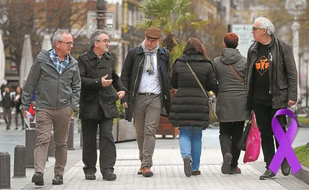 Julio Arrizabalaga, Kepa Korta, Iñigo Lamarca y Xabier Gutiérrez caminan por el Boulevard donostiarra, punto neurálgico de las concentraciones del 8M. 