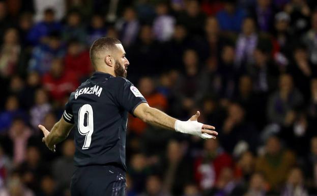 Benzema, celebrando el penalti convertido ante el Valladolid