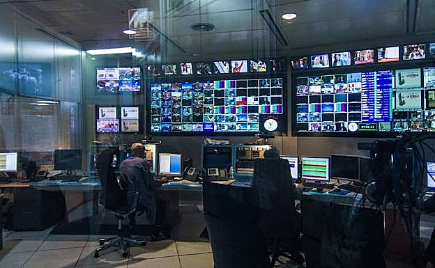 Técnicos de sonido trabajan en los estudios de Torrespaña de RTVE. 