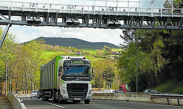Un camión atraviesa el arco del peaje de la N-1 situado en Andoain.