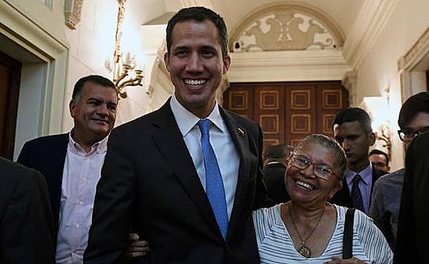 Juan Guaidó (c):
