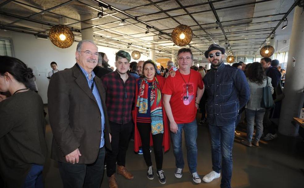 Pedro Subijana, el activista 'trans' Pol Galofré, la artista Prune, Andoni Luis Aduriz y el fotógrafo JR, ayer en el BCC