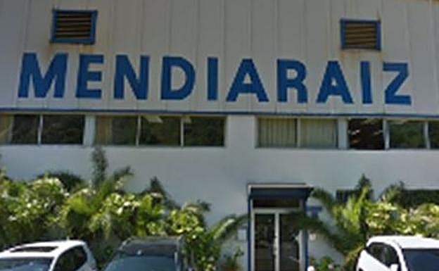 Exterior de la empresa Mendiaraiz, de Zumaia.