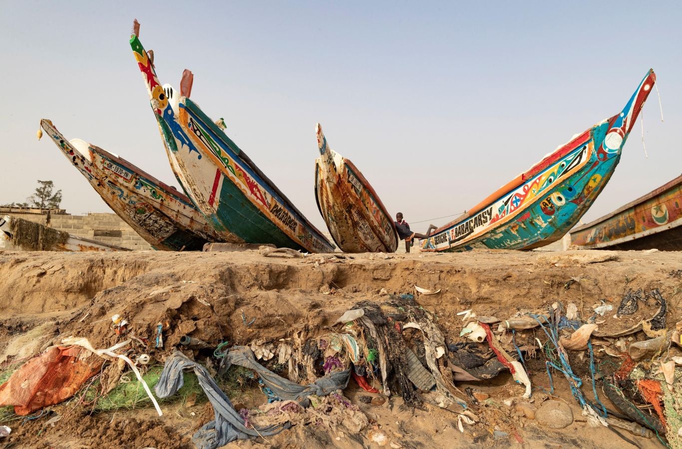 El país africano desecha cada año decenas de miles de toneladas de plástico que acaba en el fondo del océano. Un problema que no solo afecta a su población costera, sino también a su economía. Debido a la falta de mecanismos de gestión de estos residuos por parte de los ayuntamientos, las comunidades han realizado sus propias limpiezas en algunas aldeas. Los ecologistas piden un cambio de política respecto al uso del plástico por parte del gobierno de Senegal.