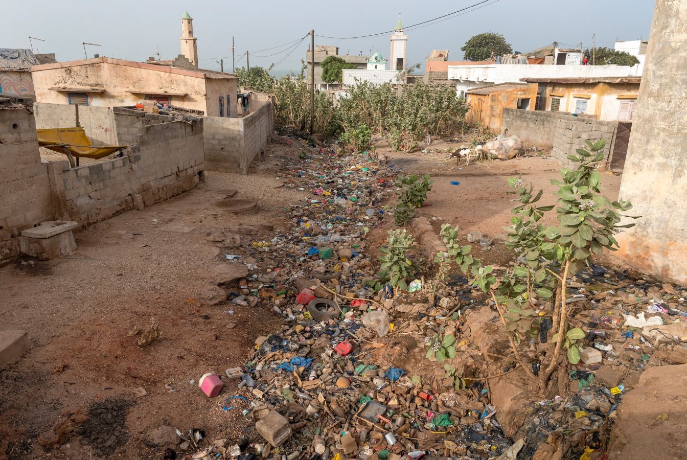 El país africano desecha cada año decenas de miles de toneladas de plástico que acaba en el fondo del océano. Un problema que no solo afecta a su población costera, sino también a su economía. Debido a la falta de mecanismos de gestión de estos residuos por parte de los ayuntamientos, las comunidades han realizado sus propias limpiezas en algunas aldeas. Los ecologistas piden un cambio de política respecto al uso del plástico por parte del gobierno de Senegal.