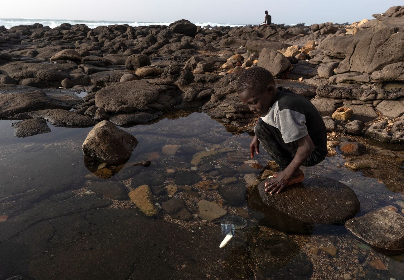 El país africano desecha cada año decenas de miles de toneladas de plástico que acaba en el fondo del océano. Un problema que no solo afecta a su población costera, sino también a su economía. Debido a la falta de mecanismos de gestión de estos residuos por parte de los ayuntamientos, las comunidades han realizado sus propias limpiezas en algunas aldeas. Los ecologistas piden un cambio de política respecto al uso del plástico por parte del gobierno de Senegal.