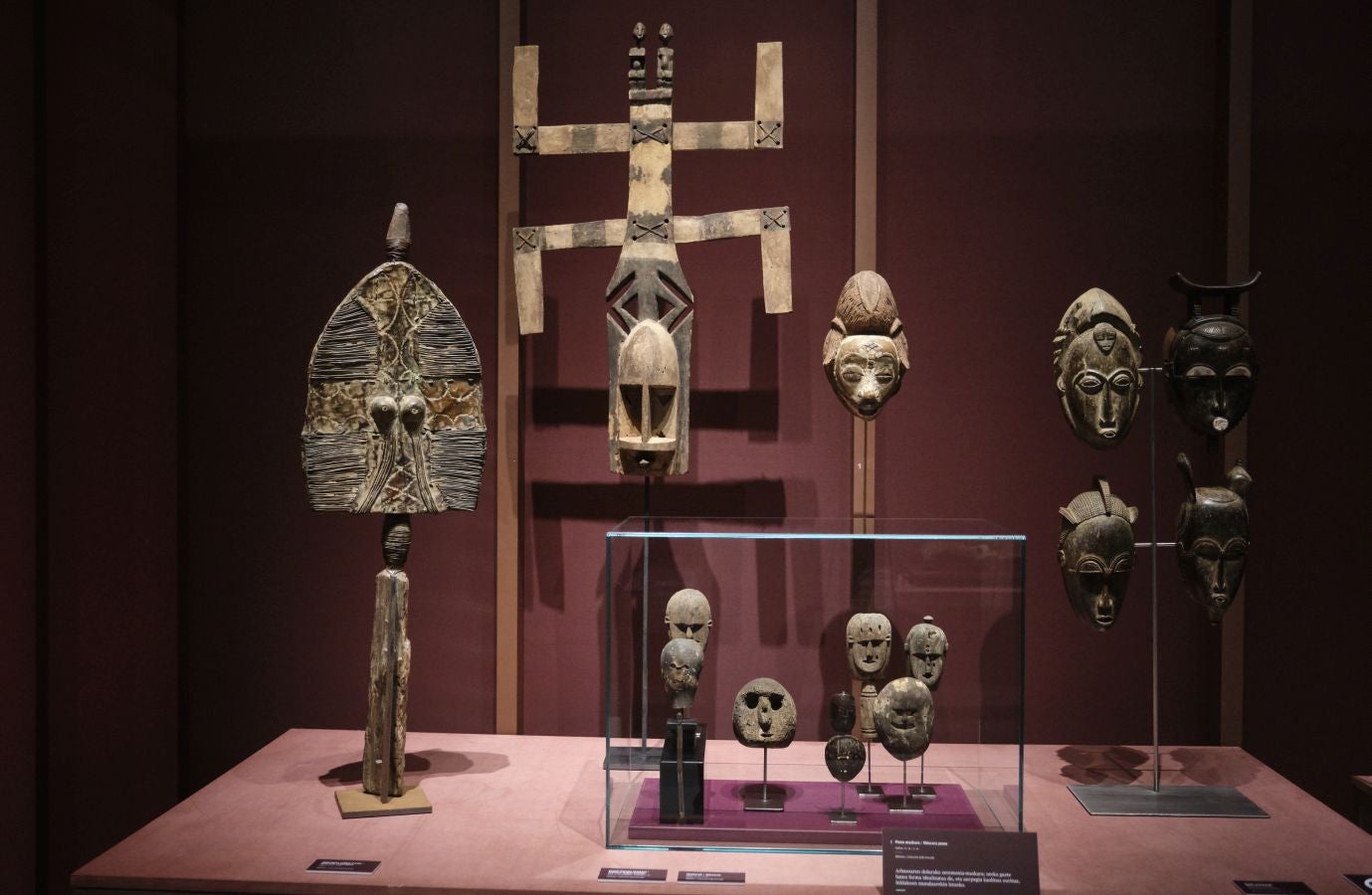 Una exposción que desde este martes se puede ver en el museo donostiarra de San Telmo, un completo recorrido por el capítulo final de la vida y todo lo que gira a su alrededor. La muestra, que permanecerá abierta hasta finales del mes de mayo, repasa las diferentes caras de la muerte.