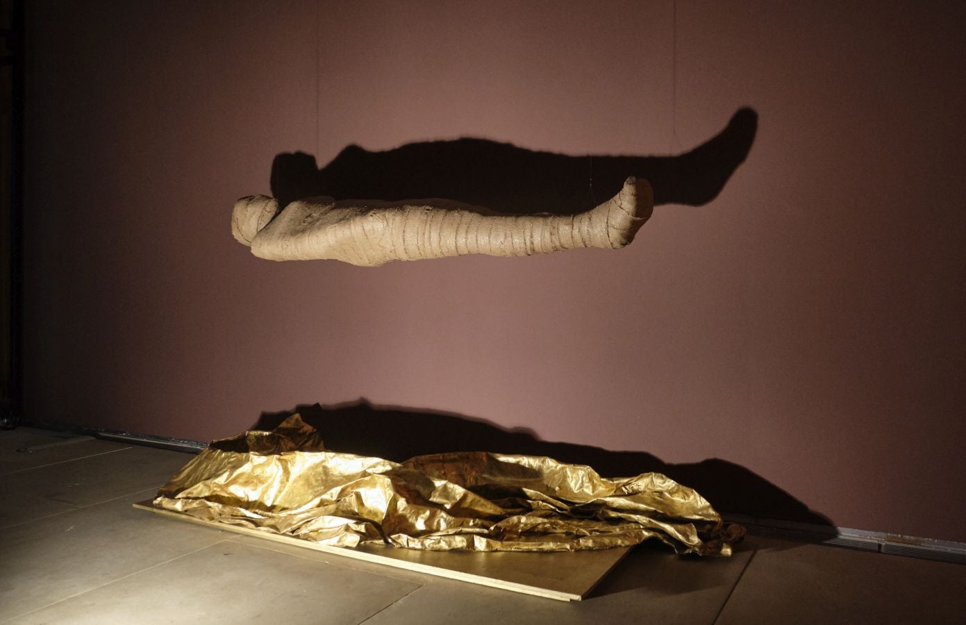 Una exposción que desde este martes se puede ver en el museo donostiarra de San Telmo, un completo recorrido por el capítulo final de la vida y todo lo que gira a su alrededor. La muestra, que permanecerá abierta hasta finales del mes de mayo, repasa las diferentes caras de la muerte.