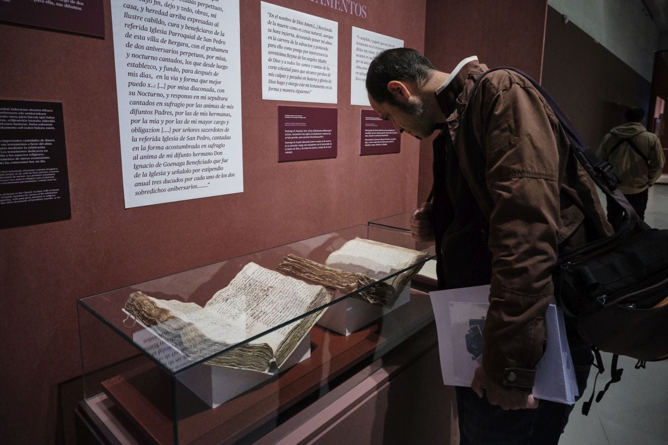 Una exposción que desde este martes se puede ver en el museo donostiarra de San Telmo, un completo recorrido por el capítulo final de la vida y todo lo que gira a su alrededor. La muestra, que permanecerá abierta hasta finales del mes de mayo, repasa las diferentes caras de la muerte.