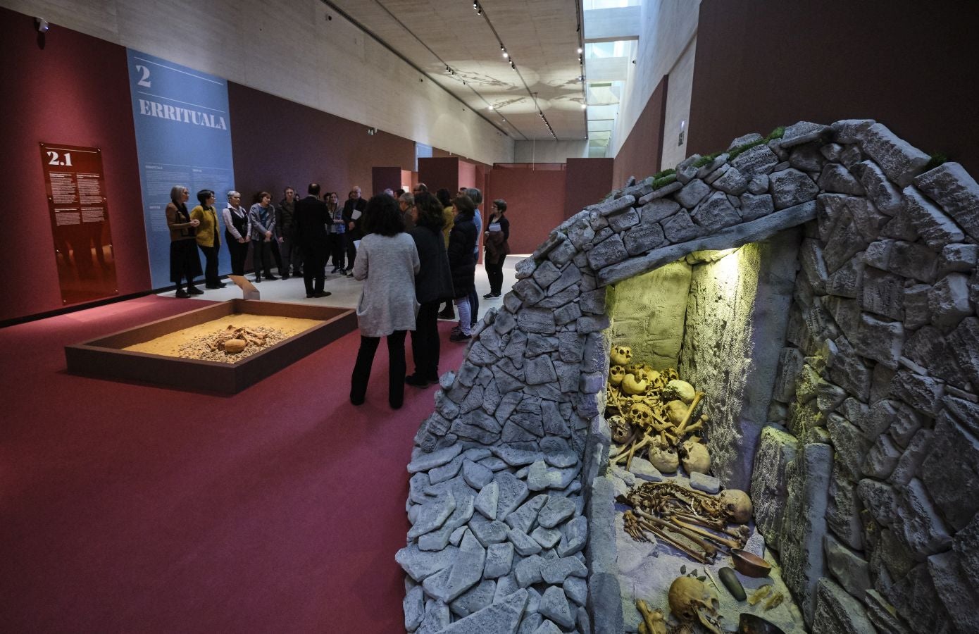 Una exposción que desde este martes se puede ver en el museo donostiarra de San Telmo, un completo recorrido por el capítulo final de la vida y todo lo que gira a su alrededor. La muestra, que permanecerá abierta hasta finales del mes de mayo, repasa las diferentes caras de la muerte.
