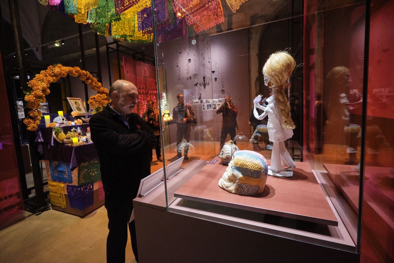 Una exposción que desde este martes se puede ver en el museo donostiarra de San Telmo, un completo recorrido por el capítulo final de la vida y todo lo que gira a su alrededor. La muestra, que permanecerá abierta hasta finales del mes de mayo, repasa las diferentes caras de la muerte.