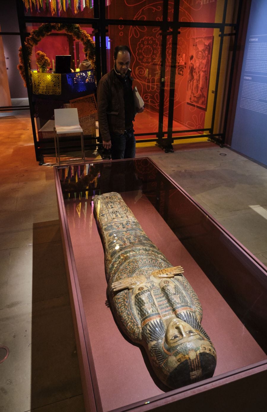 Una exposción que desde este martes se puede ver en el museo donostiarra de San Telmo, un completo recorrido por el capítulo final de la vida y todo lo que gira a su alrededor. La muestra, que permanecerá abierta hasta finales del mes de mayo, repasa las diferentes caras de la muerte.