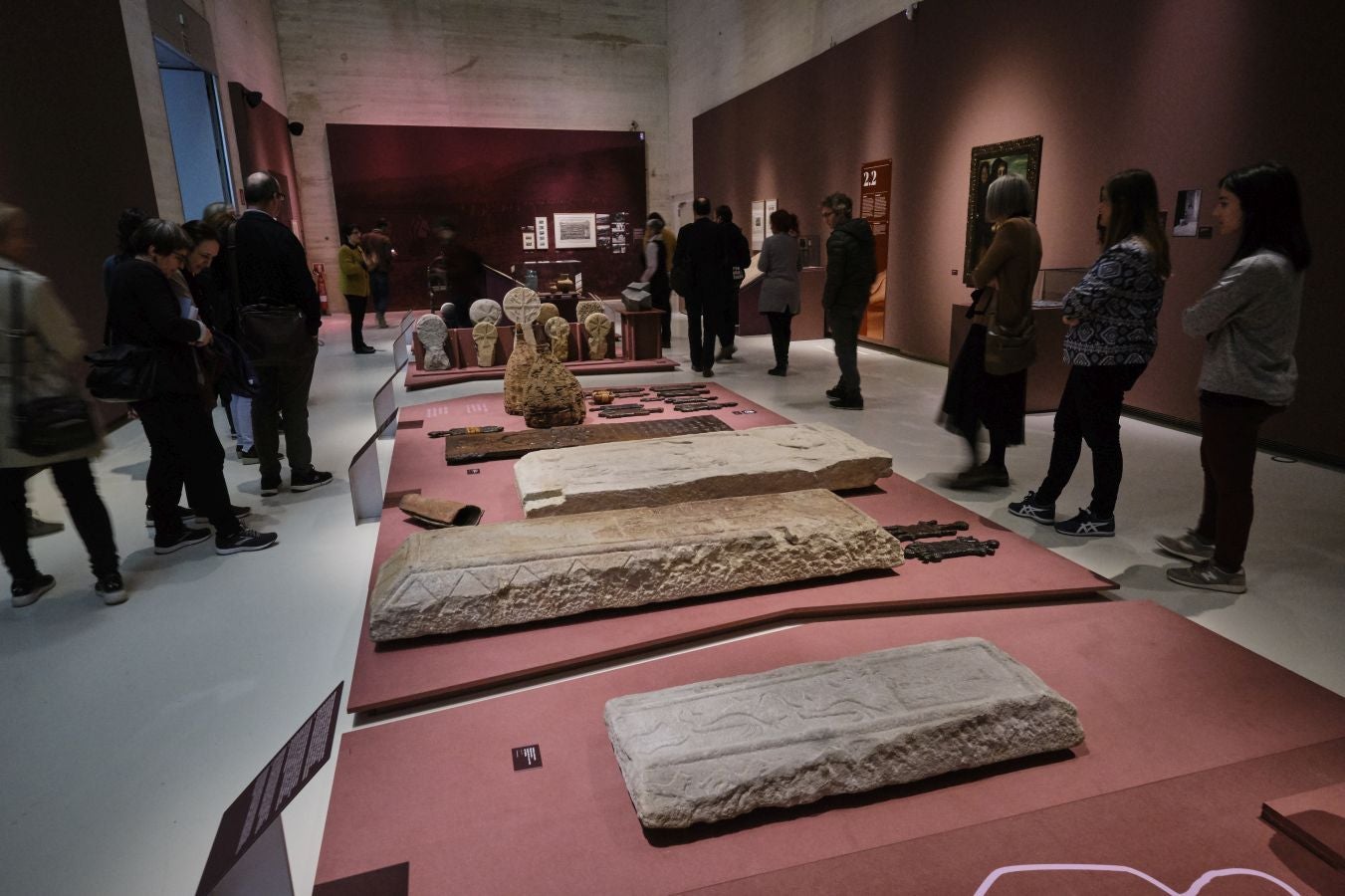Una exposción que desde este martes se puede ver en el museo donostiarra de San Telmo, un completo recorrido por el capítulo final de la vida y todo lo que gira a su alrededor. La muestra, que permanecerá abierta hasta finales del mes de mayo, repasa las diferentes caras de la muerte.