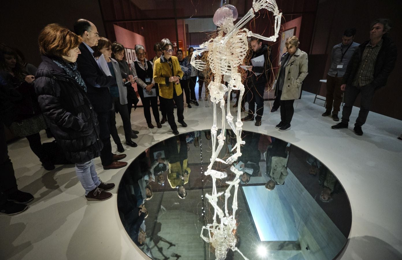 Una exposción que desde este martes se puede ver en el museo donostiarra de San Telmo, un completo recorrido por el capítulo final de la vida y todo lo que gira a su alrededor. La muestra, que permanecerá abierta hasta finales del mes de mayo, repasa las diferentes caras de la muerte.