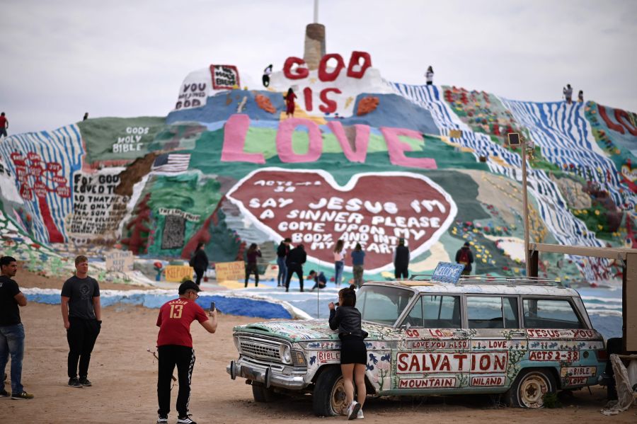 Situada en el desierto de California 'Salvation Mountain' es un atípico destino turístico. A medio camino entre la religión, la defensa del medio ambiente, el pacifismo y las corrientes de pensamiento más alternativas.