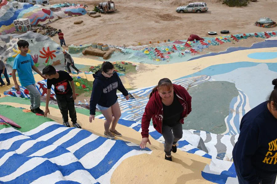 Situada en el desierto de California 'Salvation Mountain' es un atípico destino turístico. A medio camino entre la religión, la defensa del medio ambiente, el pacifismo y las corrientes de pensamiento más alternativas.