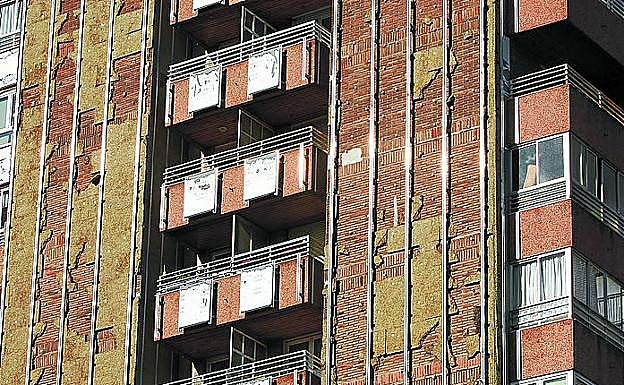 Así está la fachada desde hace seis años en Olibet. 