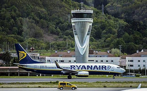 Un avión de Ryanair en Loiu en junio.
